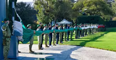 Ceremonia de "Izamiento de Bandera" monumental con una banda de guerra en el Cam