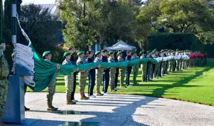 Ceremonia de "Izamiento de Bandera" monumental con una banda de guerra en el Cam
