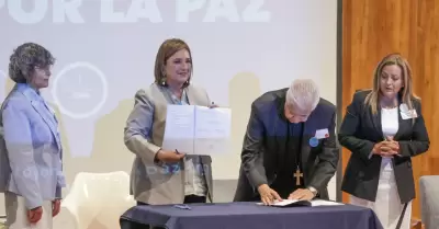Firma X�chitl G�lvez Compromiso Nacional por la Paz