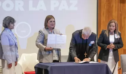 Firma X�chitl G�lvez Compromiso Nacional por la Paz