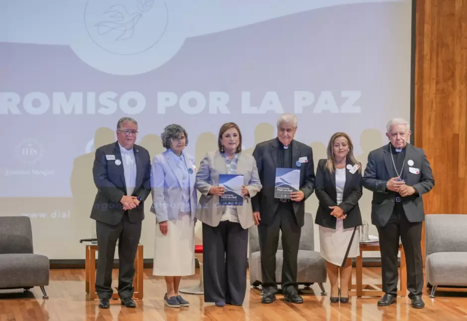 Firma X�chitl G�lvez Compromiso Nacional por la Paz