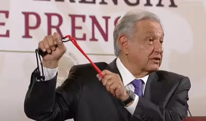 Lpez Obrador muestra objetos que llevaban normalistas que dieron portazo en PN