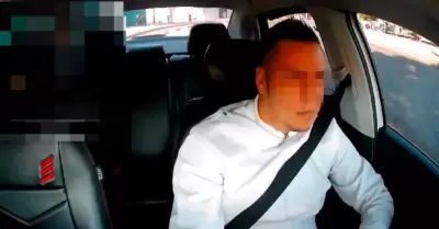 Mujer amenaza a taxista con denunciarlo por acoso