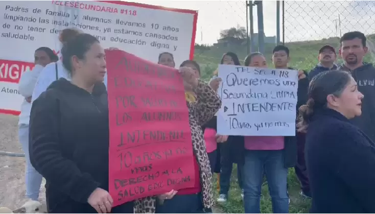Padres exigen personal de intendencia para Telesecundaria 118; llevan as� 10 a�os, denuncian