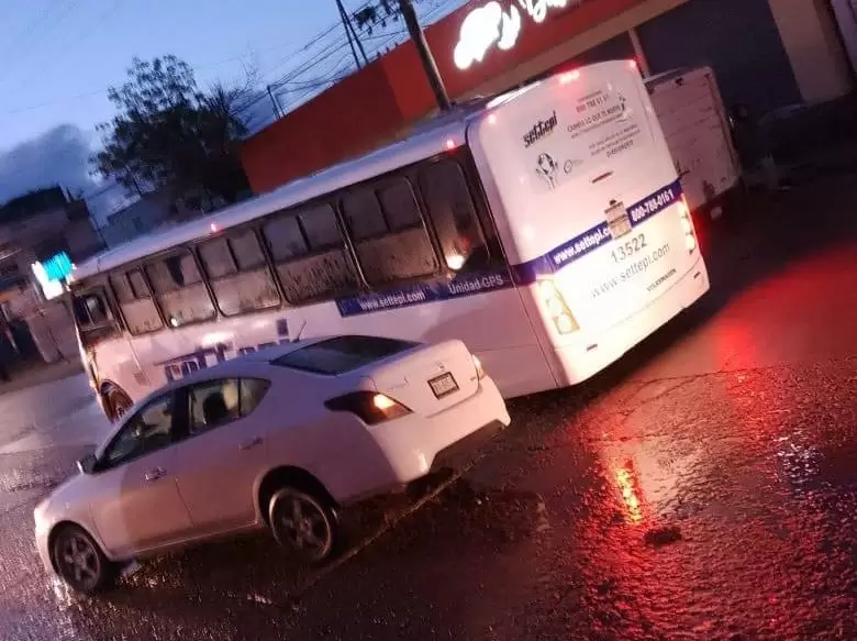 Socavn en ruta Hidalgo provoca incidente con autobs y vehculo particular