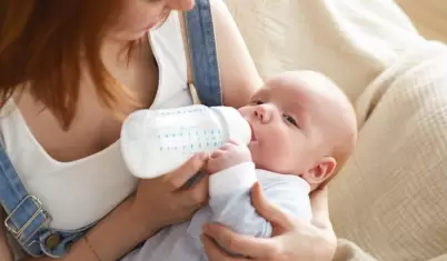 beb tomando leche de un bibern