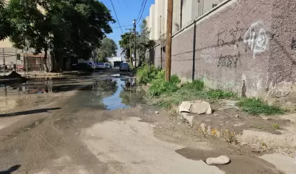 Avenida Guasave afectada por el drenaje
