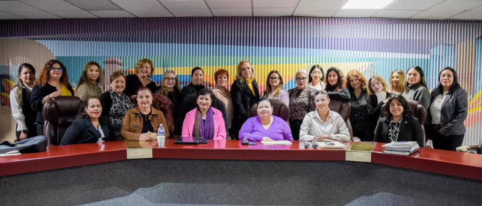 Abogadas de BC se manifiestan a favor del respeto de la divisi�n de poderes ejecutivo, legislativo y judicial