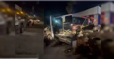 Gr�a pierde el control y obstruye carriles en V�a R�pida Poniente de Tijuana