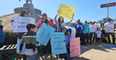 Se manifiestan en Tijuana para pedir que maestros y directivos se asesoren y sea