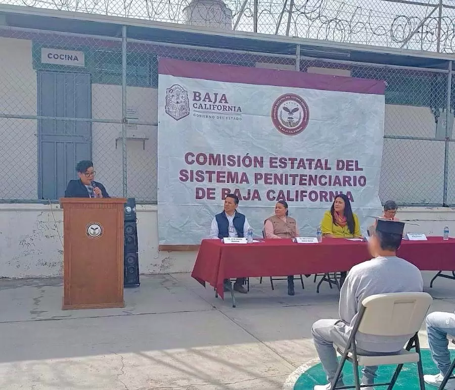 Finalizan estudios de primaria y preparatoria abierta jvenes del CIA Ensenada