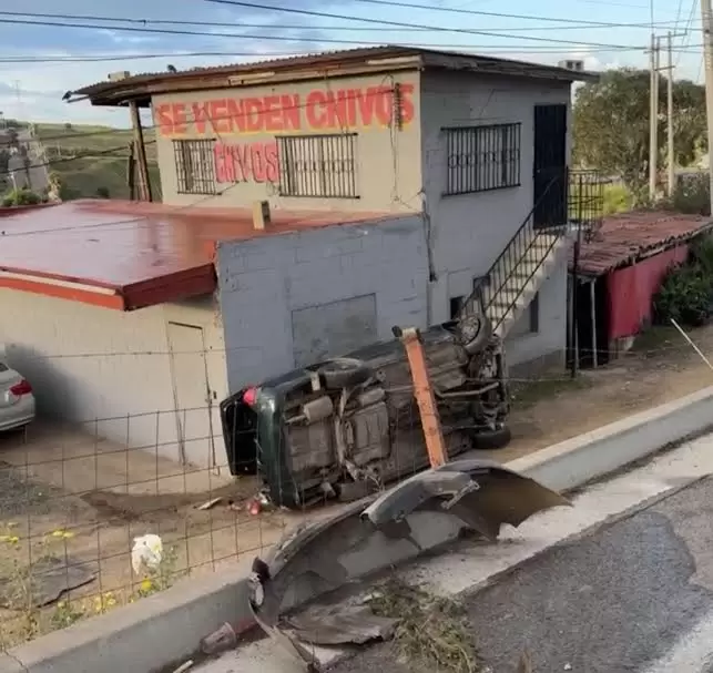 Reportan volcadura en carretera Libre Tijuana-Rosarito: Una persona prensada