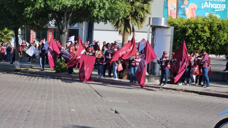Brigadistas de las dos coaliciones montan escenarios en Zona R�o para el primer debate presidencial
