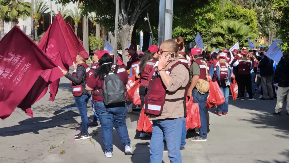 Brigadistas de las dos coaliciones montan escenarios en Zona R�o para el primer debate presidencial