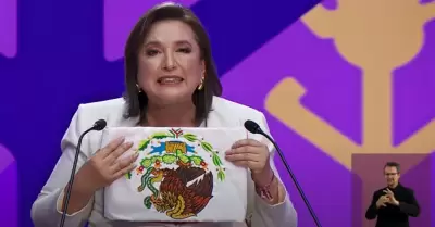 X�chitl G�lvez, mostr� el escudo mexicano al rev�s