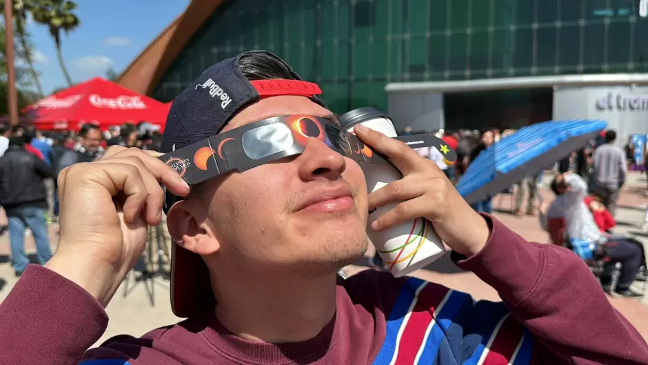 Tijuanenses se maravillan con eclipse total de sol