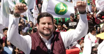 Ismael Burgueo se registra como candidato a la alcalda