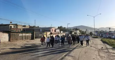 Posesionarios del Maclovio Rojas marchan hacia el IMOS exigiendo audiencia