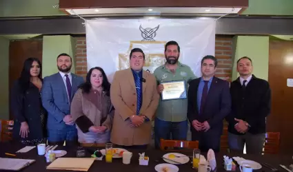 Escuchan abogados propuestas de candidato a senador