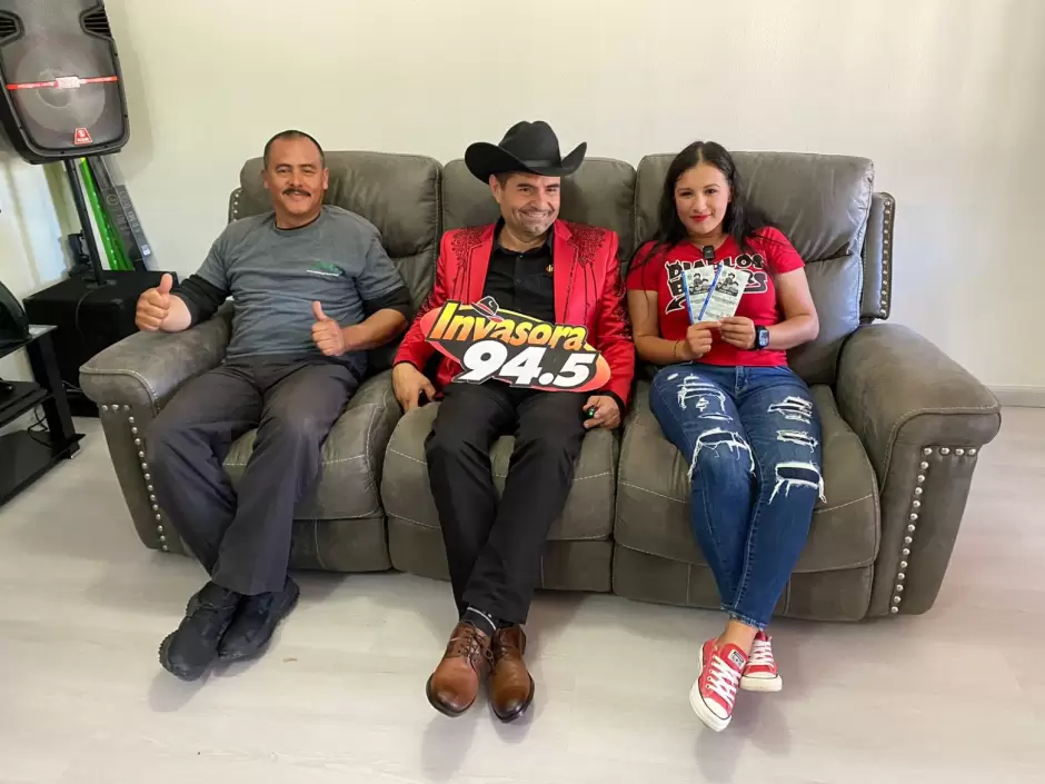 Pancho Barraza, Remmy Valenzuela y Chuy Lizrraga regalan muebles