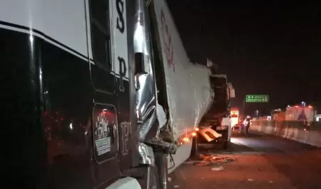 Accidente entre autobs y triler, en Veracruz