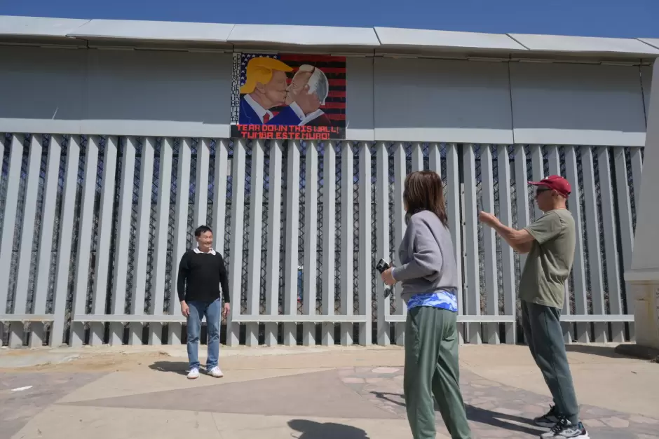 Tras el muro: desafiando la realidad de la migracin con arte y compromiso