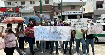 Manifestacin de estudiantes de Enfermera en Tamaulipas