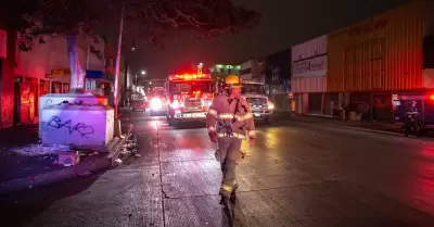Por incendio en plaza comercial, fue cerrada calle Segunda; reportan daos mater