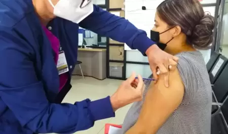 Mujeres embarazadas a aplicarse vacunas