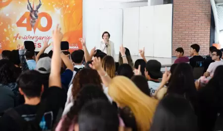 Mara Dolores del Ro sostuvo un dilogo e intercambio de ideas con estudiantes
