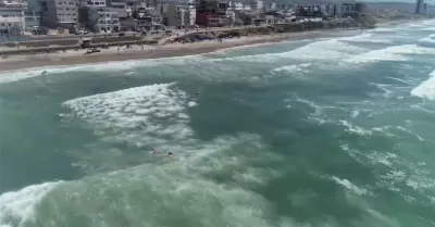 Rescatan a persona que era arrastrada por la corriente en playas de Tijuana