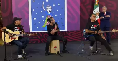 Mini concierto del grupo de rock infantil "Los Patita de Perro", en la ma�anera