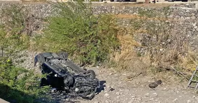 Cae conductora a canal pluvial ubicado en Quintero Arce entre Colosio y Paseo d