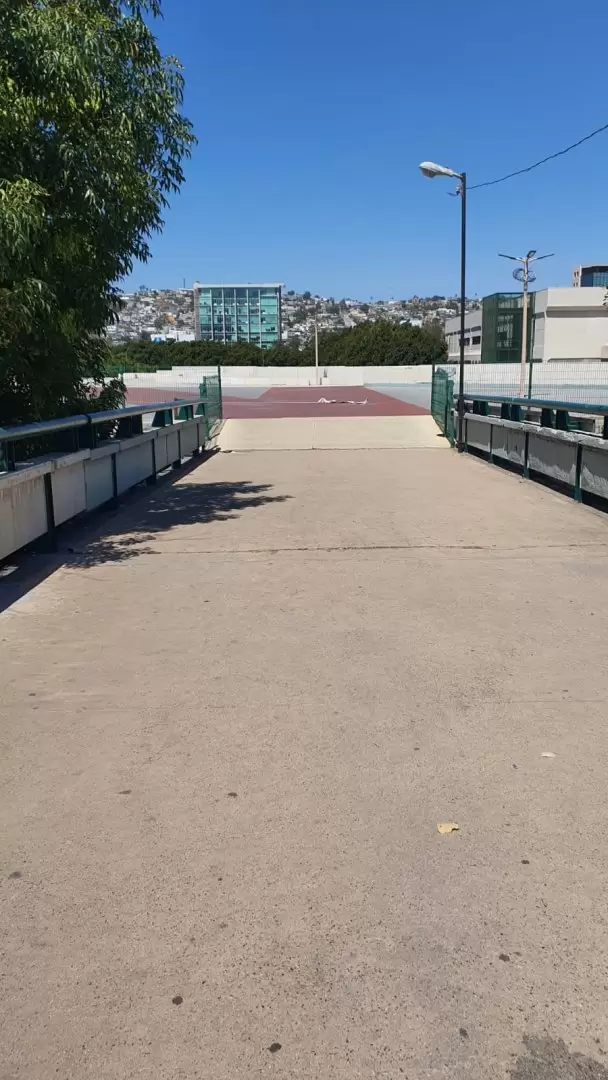 Denuncian deterioro de puente peatonal de Plaza Ro
