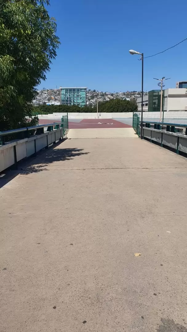 Denuncian deterioro de puente peatonal de Plaza R�o