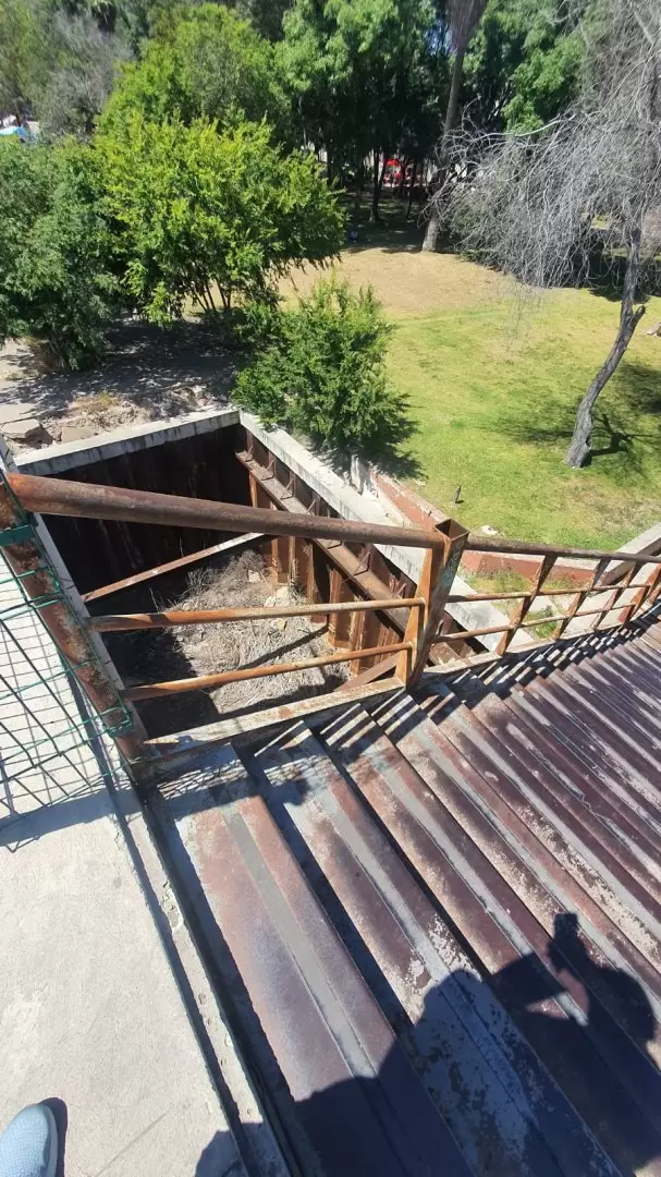 Denuncian deterioro de puente peatonal de Plaza R�o