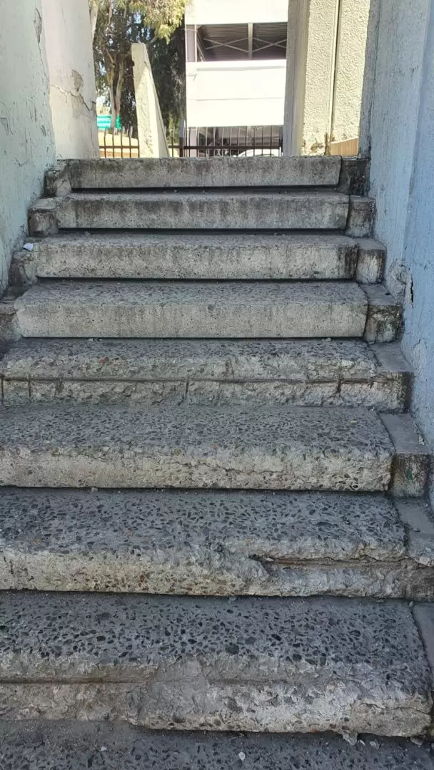 Denuncian deterioro de puente peatonal de Plaza R�o