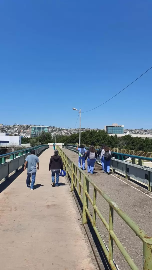Denuncian deterioro de puente peatonal de Plaza R�o