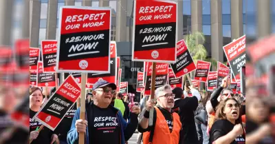 Trabajadores de hoteles y limpieza protestaron por un salario mnimo de 25 dlar