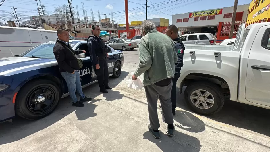 Persona de la tercera edad se presenta en INE con 30 credenciales