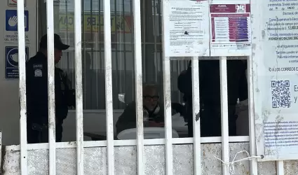 Persona de la tercera edad se presenta en INE con 30 credenciales
