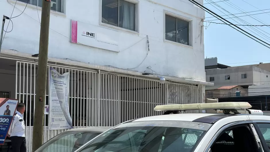 Persona de la tercera edad se presenta en INE con 30 credenciales