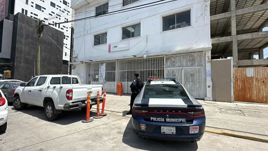 Persona de la tercera edad se presenta en INE con 30 credenciales