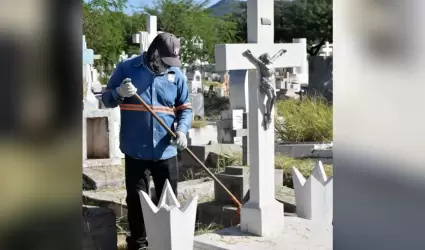 Limpieza de panteones previo al D�a de las Madres
