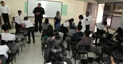 Revisan mochilas a estudiantes del Cbtis 37
