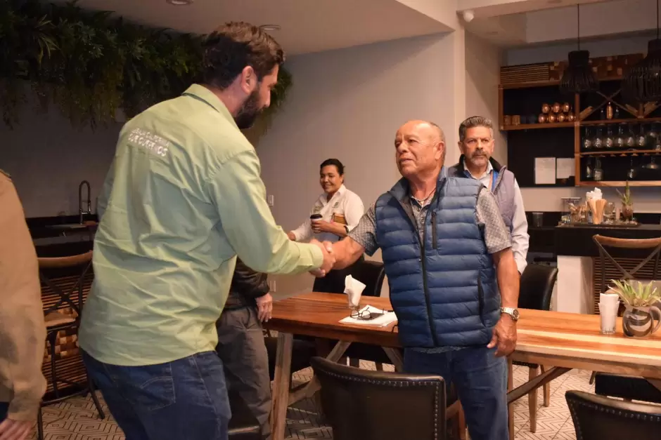 Juan Carlos Hank Krauss se reuni� con integrantes de la Uni�n de Pescadores de Ensenada.