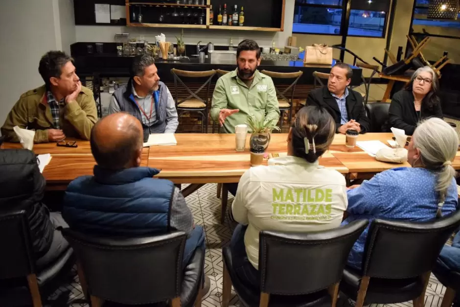 Juan Carlos Hank Krauss se reuni� con integrantes de la Uni�n de Pescadores de Ensenada.