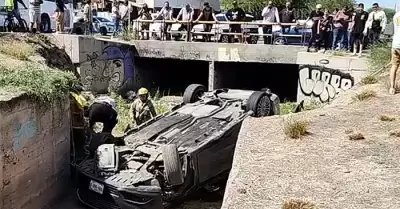 Cae auto a canal