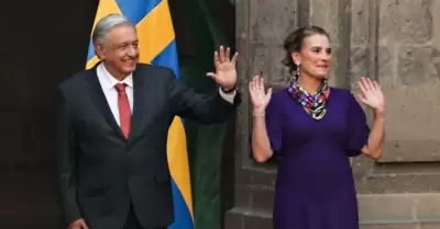 Andr�s Manuel L�pez Obrador rechaz� que se vaya a separar de su esposa, la docto
