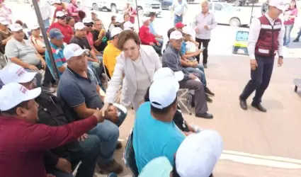 Mar�a Dolores del R�o se re�ne con taxistas y choferes de gr�as